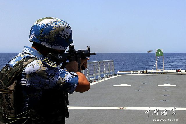 中美士兵交换武器比赛打靶