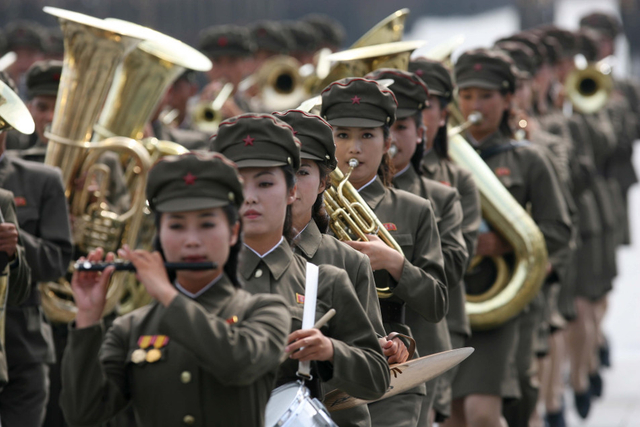 女子军乐队女兵们演奏
