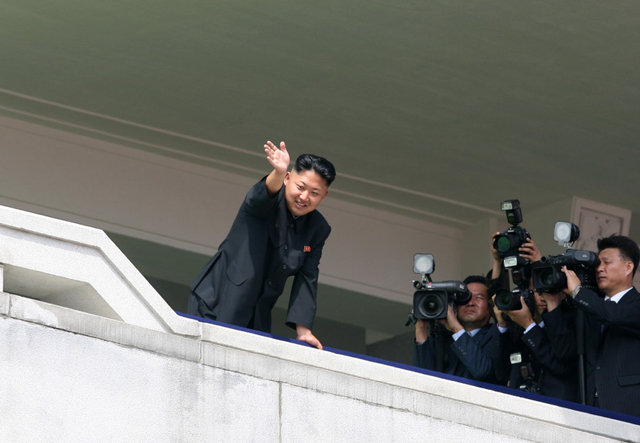 金正恩挥手致意