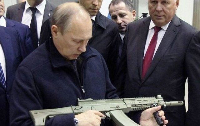 普京走访兵工厂试用AK12新型步枪