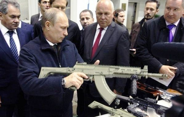 普京走访兵工厂试用AK12新型步枪
