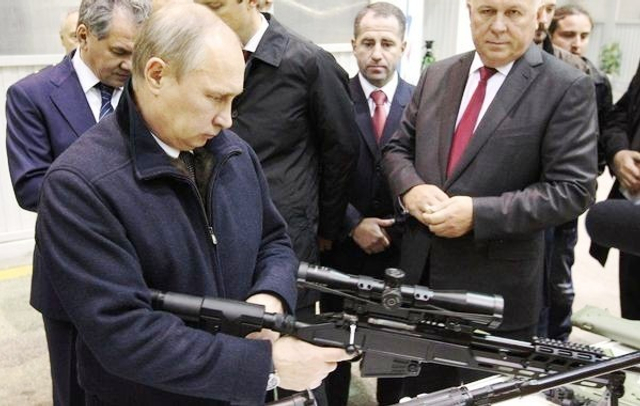 普京走访兵工厂试用新型狙击步枪
