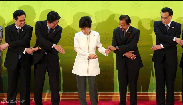 安倍朴槿惠尴尬握手