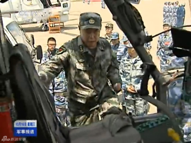 范长龙登上卡-28反潜机参观