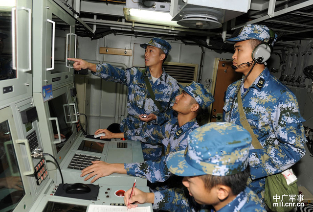 兰州舰官兵进行雷达目标识别。曾行践摄
