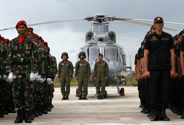 柬埔寨士兵在交接仪式上列队