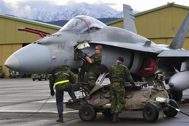 F-18是如何挂弹的
