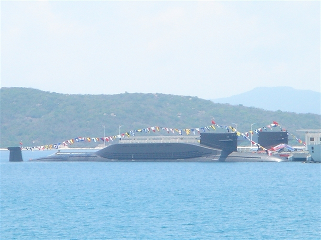 港口停靠两艘挂满旗的疑似094级战略核潜艇