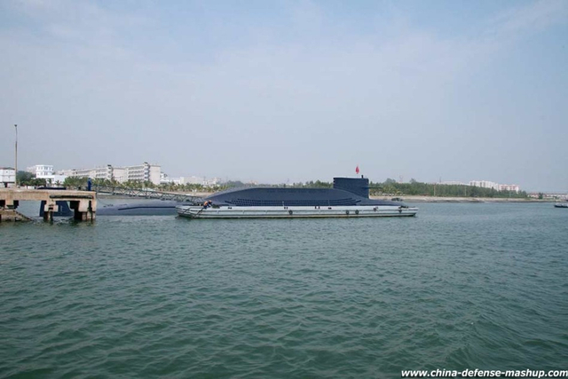 网友拍到的疑似094级战略核潜艇码头停靠