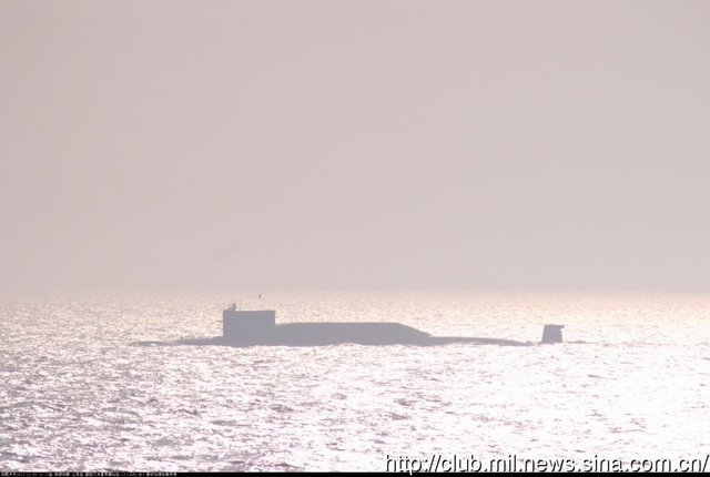 网友于2011年拍到的094级核潜艇航行照