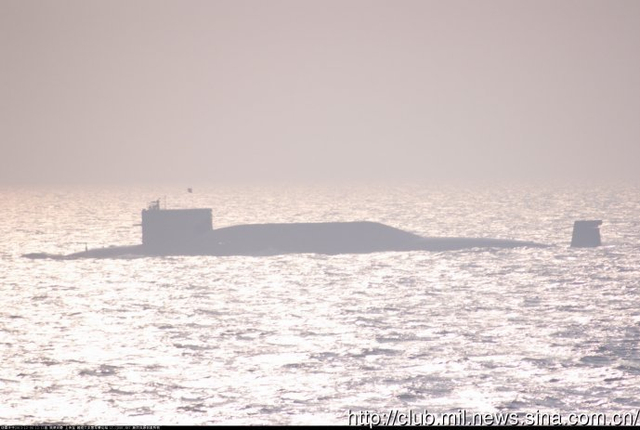 网友于2011年拍到的094级核潜艇航行照