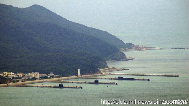 网友拍到疑似094级战略核潜艇在海南军港停靠