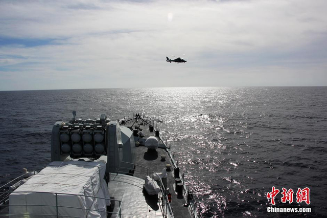 直升机在赤道上空飞行