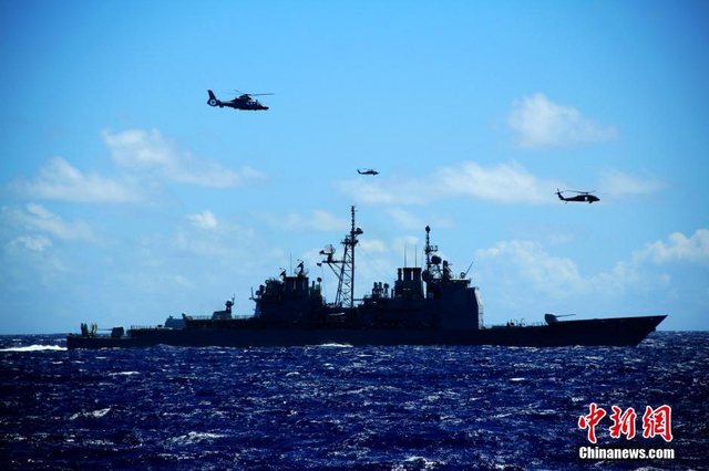 直9海鹰黑鹰三架直升机通过舰艇编队上空