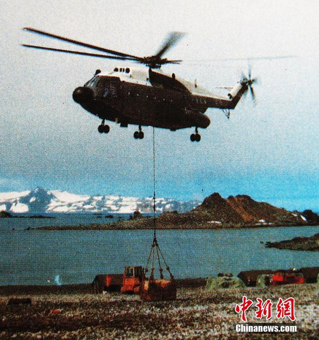海军舰载直升机在南极吊运建站物质