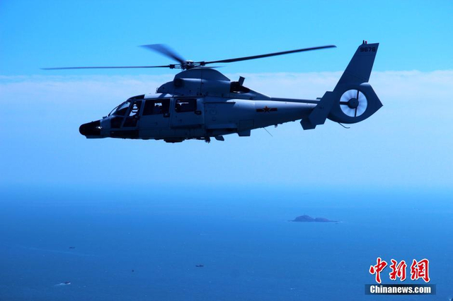 中国海军“直九”舰载直升机海上巡逻