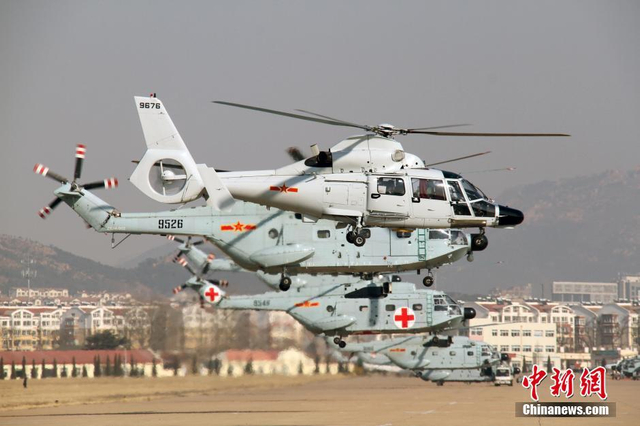 舰载机群依次起飞