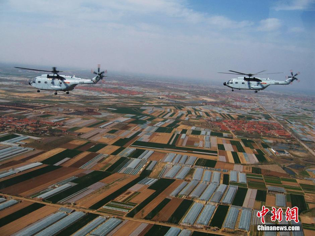 直八机队编队飞行