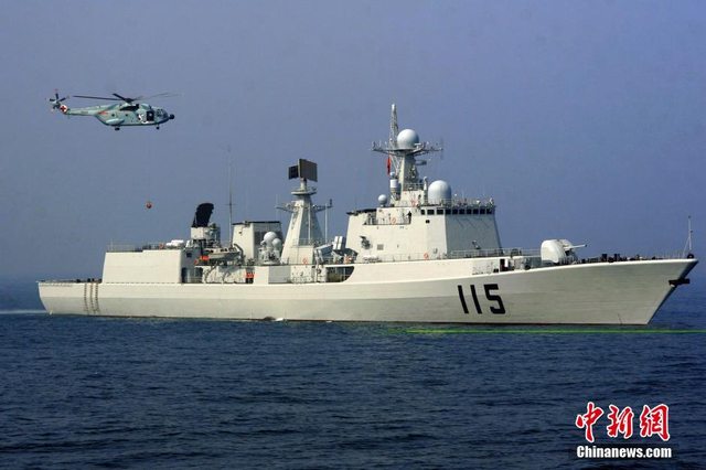 舰载救护直升机从115舰上营救“伤员”