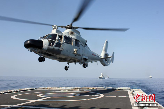 执行护航任务的直九舰载直升机