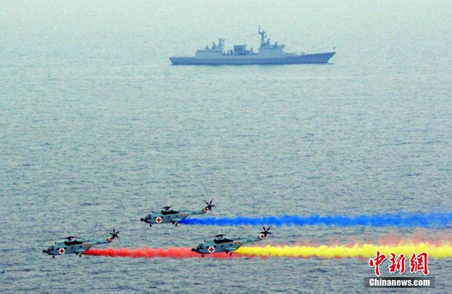 多国海军活动直八救护直升机编队通过检阅舰