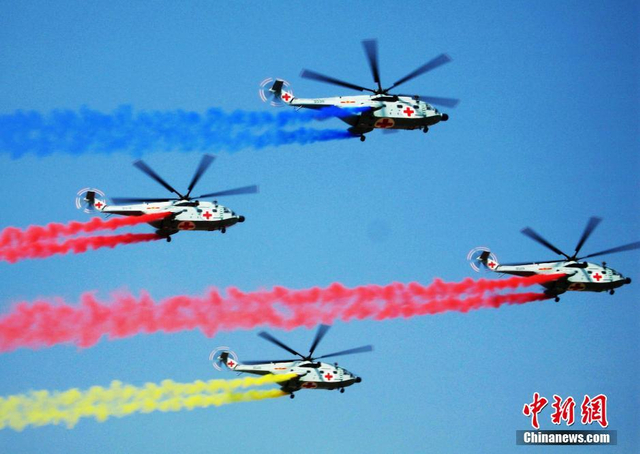 国产“直八”直升机进行四机编队训练
