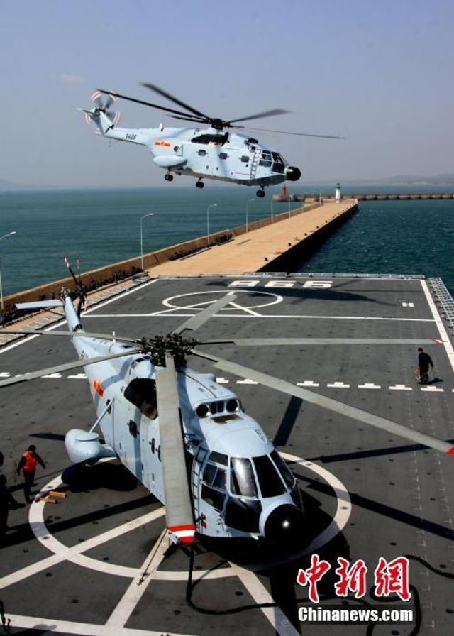 超黄蜂双机着大型登陆舰