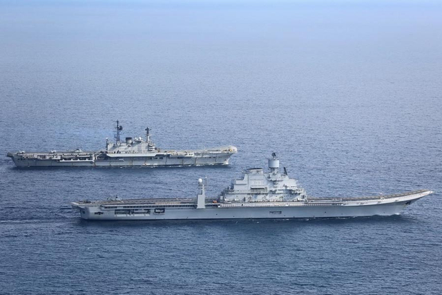 印度海军两艘航母组成编队航行