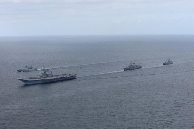 印度海军两艘航母组成编队航行