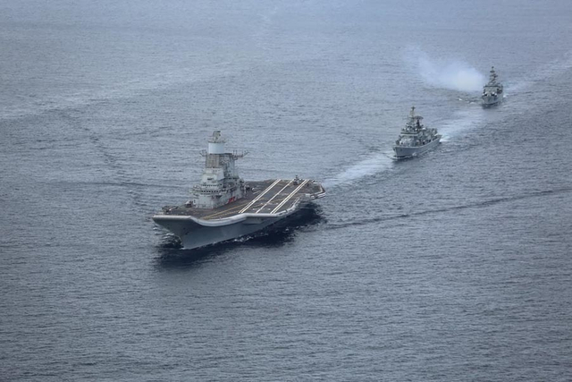 印度海军两艘航母组成编队航行