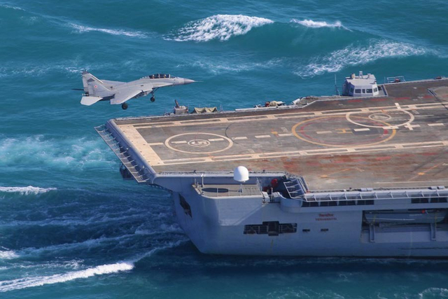 米格-29KUB降落维克拉玛蒂亚号航母照