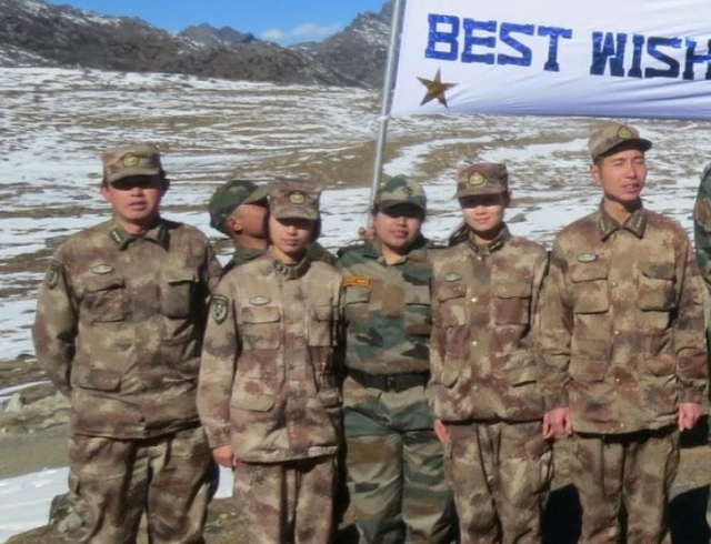 中印女兵共同亮相