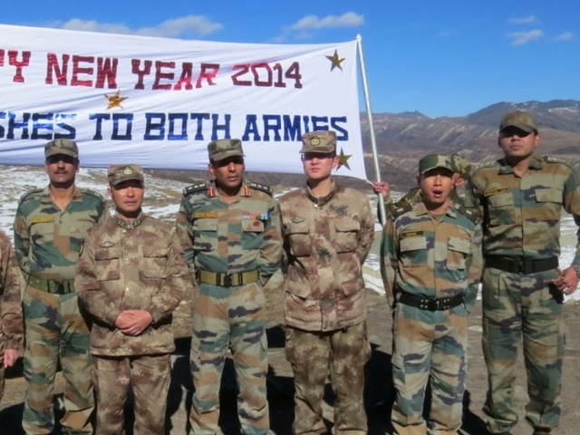 中印两军在边境线和谐共庆新年