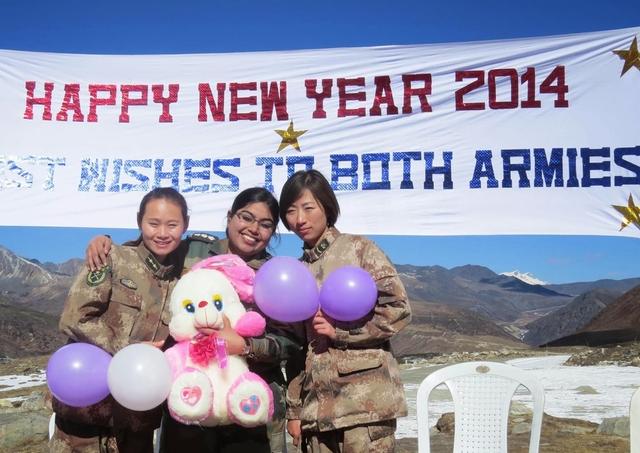 中印两军在边境共庆新年