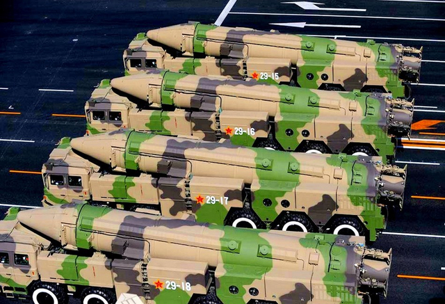 中国二炮部队装备的东风-21C中程地地导弹