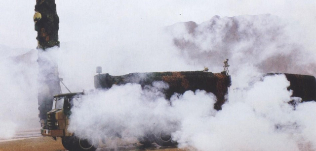 中国二炮部队装备的东风-21C中程地地导弹