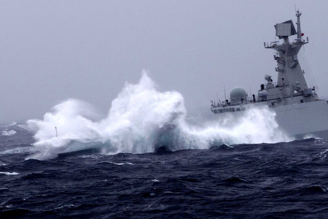 中国海军054A级新型护卫舰破浪前进