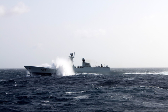 中国海军054A级隐身护卫舰529舰破浪前进