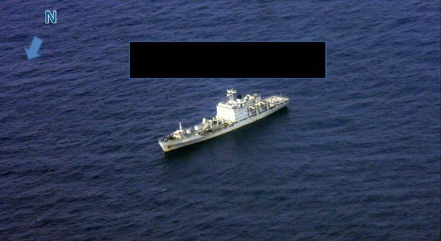中国海军补给船在仁爱礁附近海面
