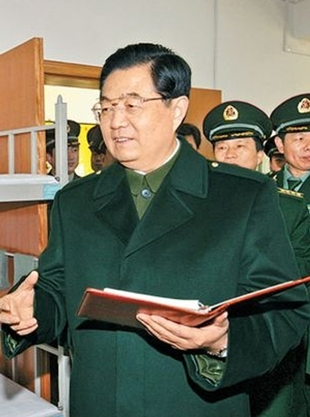 胡锦涛身着07式将官大衣