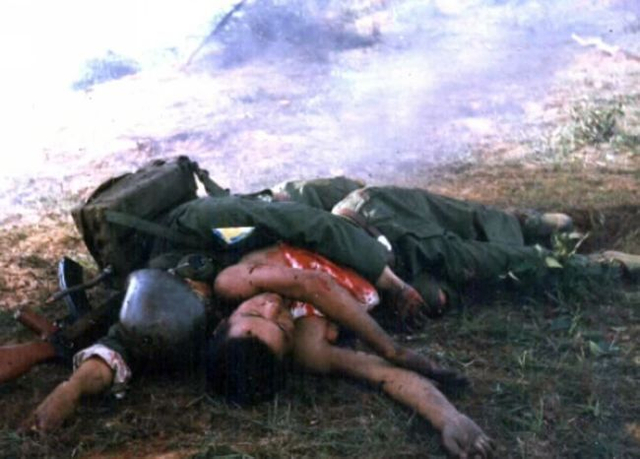 为了抢救伤员卫生兵也牺牲在战友身边