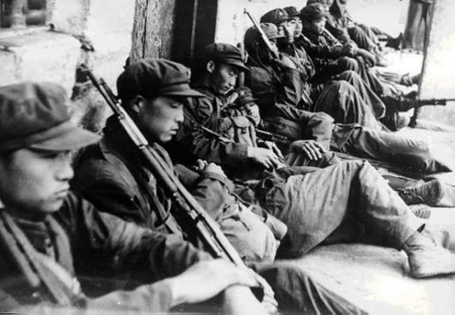 跨出国门作战的解放军战士