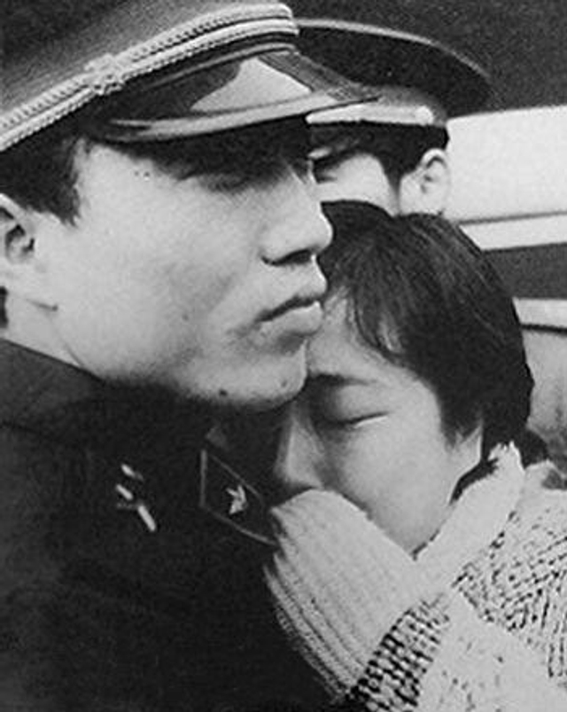 妻子依偎在丈夫怀里恋恋不舍