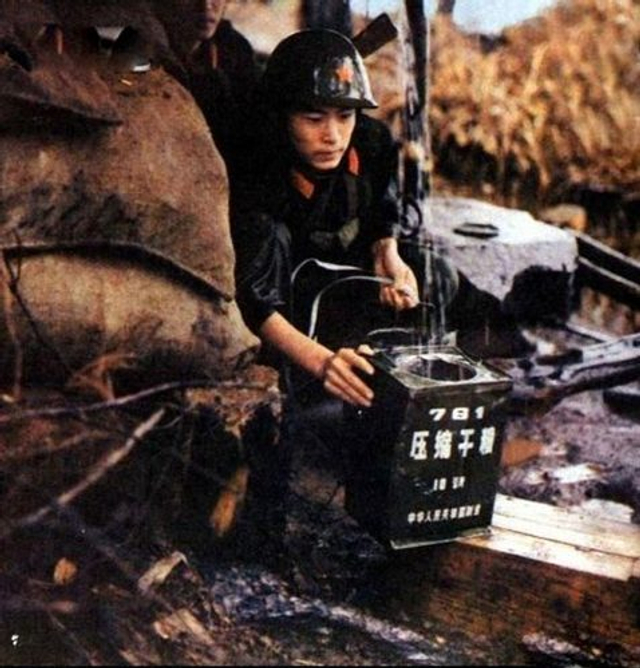 在猫耳洞用用压缩饼干桶装水的战士