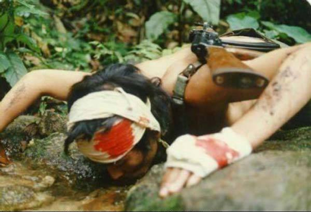 受伤战士在浑浊的溪水中吸水