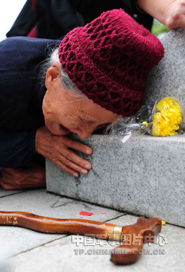 95岁老人滕清莲终于来到儿子田拥华的墓前