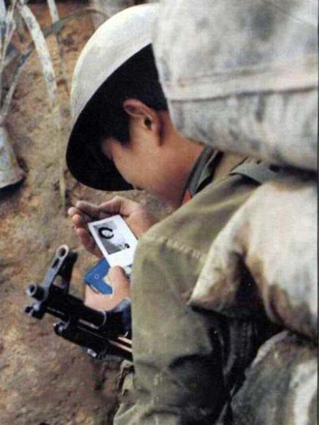 战斗间隙看一眼亲人照片