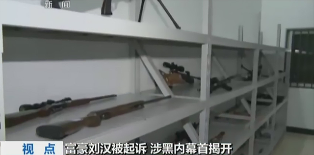 枪架上摆满各式枪械