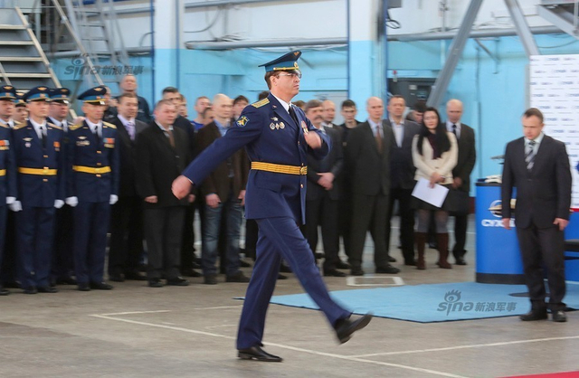 空军军官在仪式上正步前进