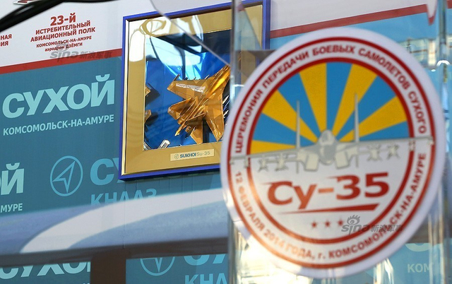 墙上挂着巨幅宣传海报